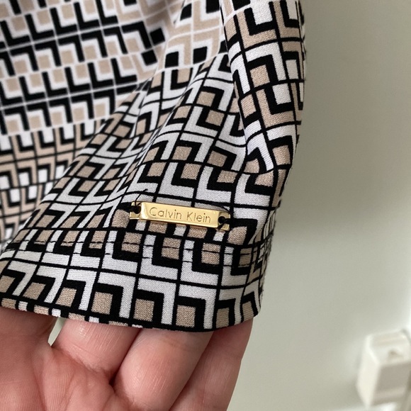 Calvin Klein Shell in Small - Picture 4 of 4